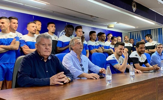 Imagen de la rueda de prensa en la que el club pidió apoyo y unidad a los aficionados antes del 'play off'. 