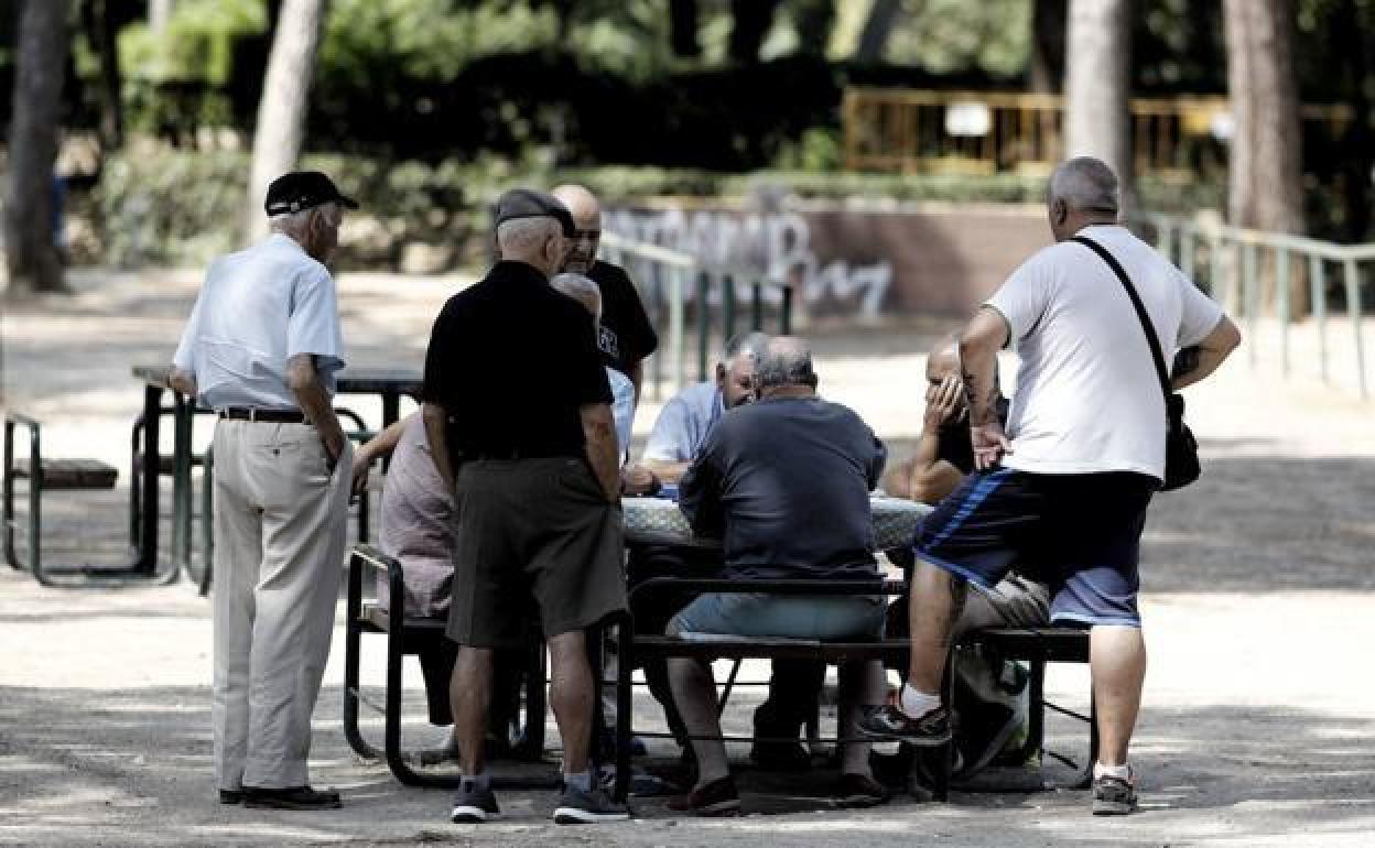 Jubilados en un parque. 