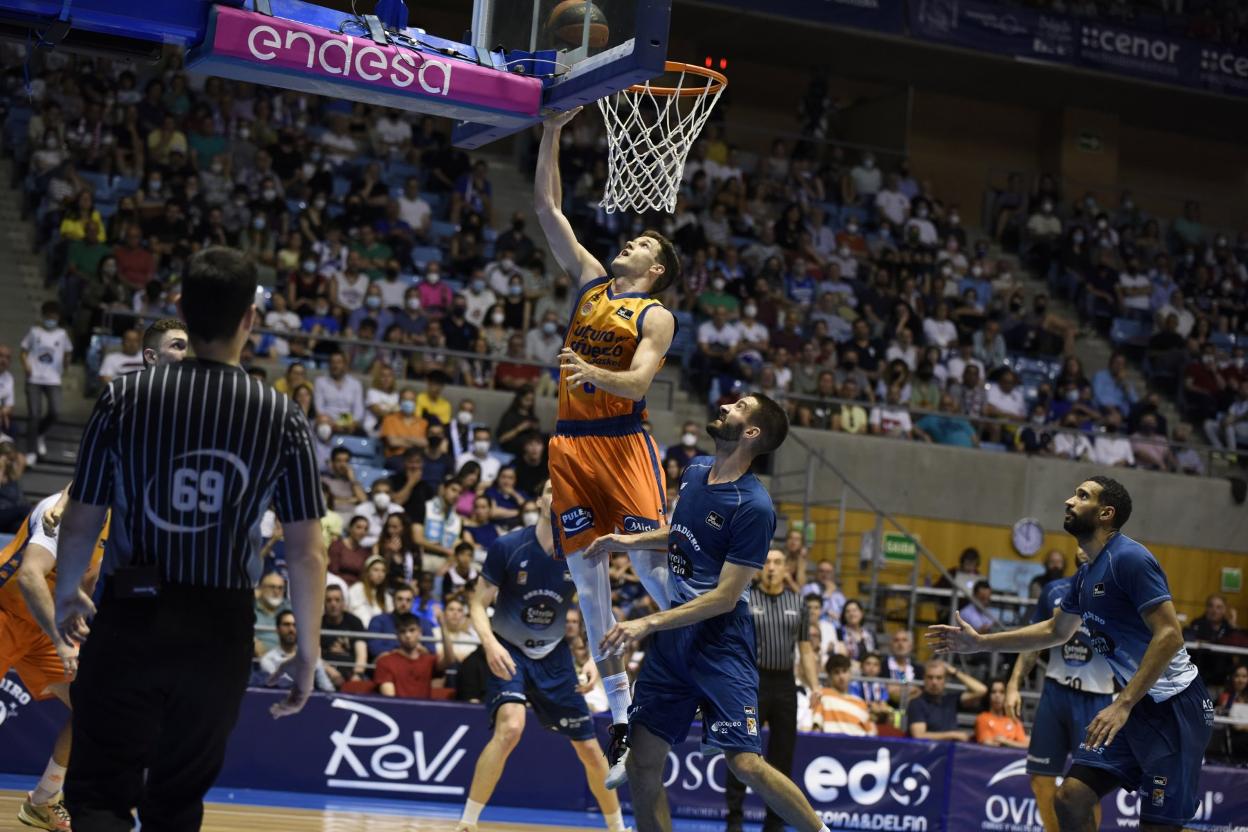 López-Aróstegui entra a canasta. acbphoto/ a. Baulde
