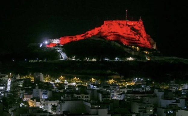 Así lucía anoche el Castillo con las luces rojas en homenaje a Cruz Roja. 