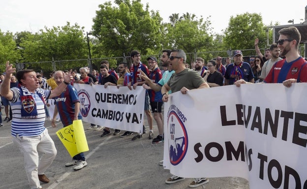 Un seguidor se encara con los participantes en la protesta.