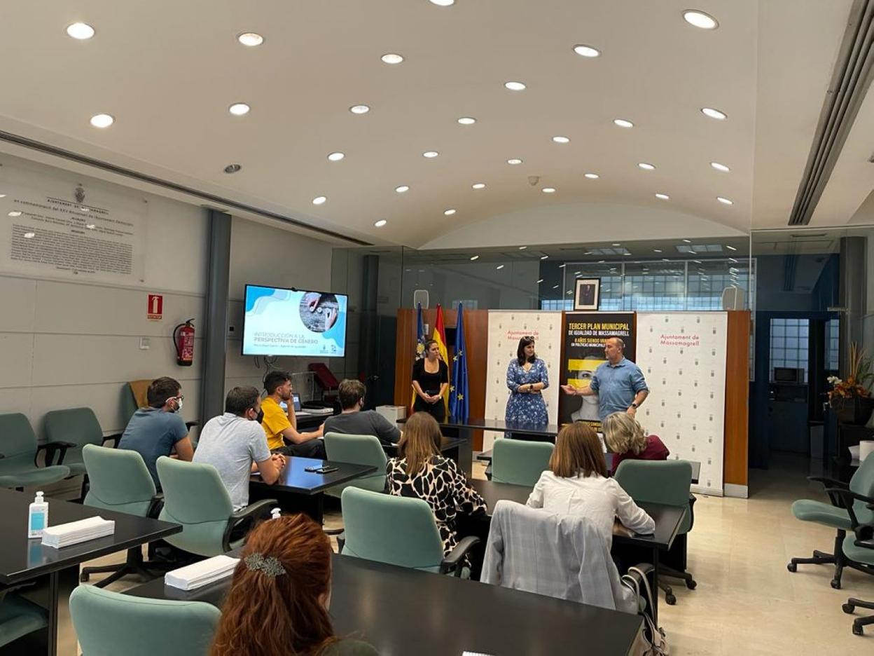 El alcalde, Paco Gómez, y la concejala, Araceli Munera, presentan la acción. LP