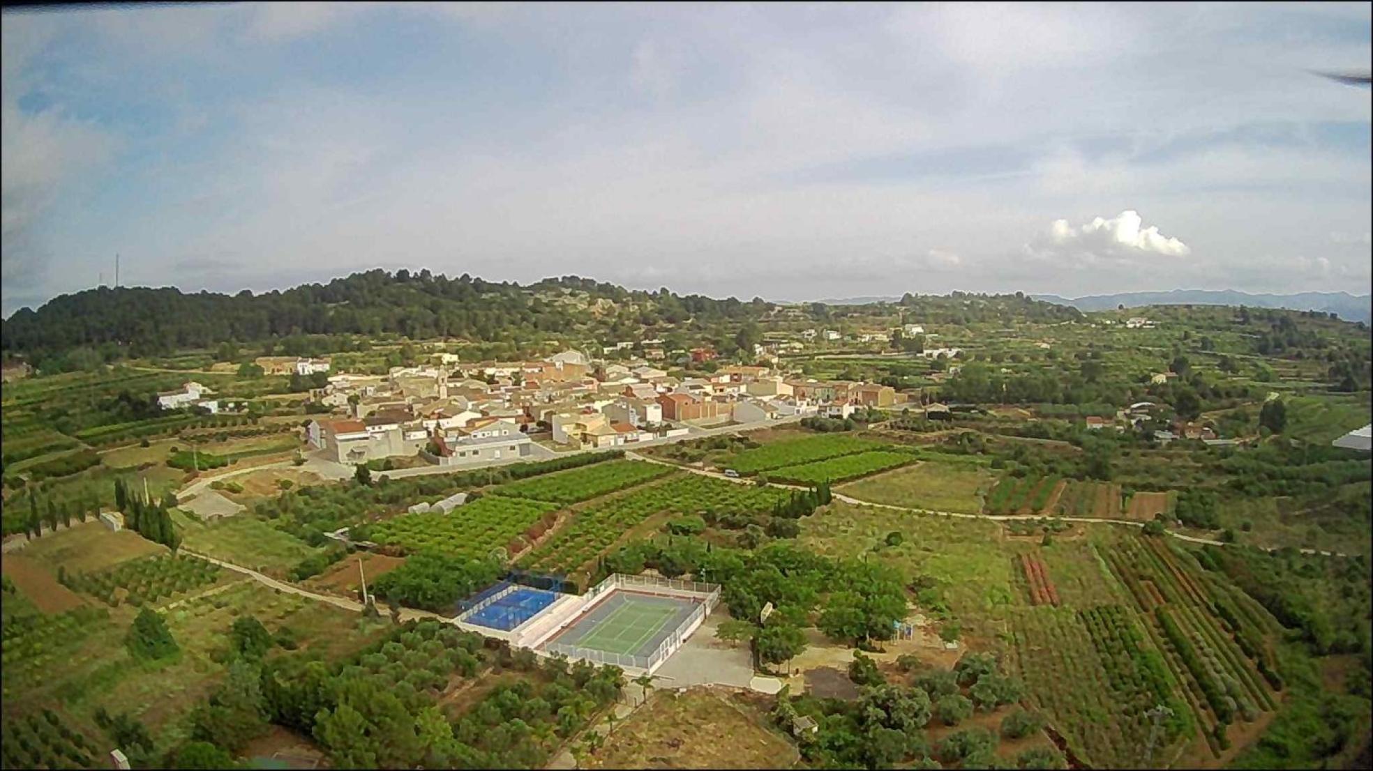 Vista general. Rugat está ubicado junto a la sierra y entre campos.