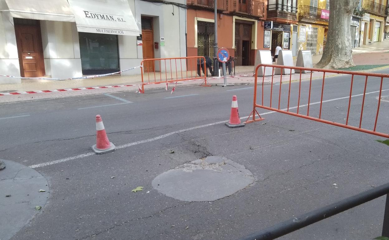 Tramo del pavimento que se ha hundido como consecuencia de las escorrentías del agua de lluvia. 