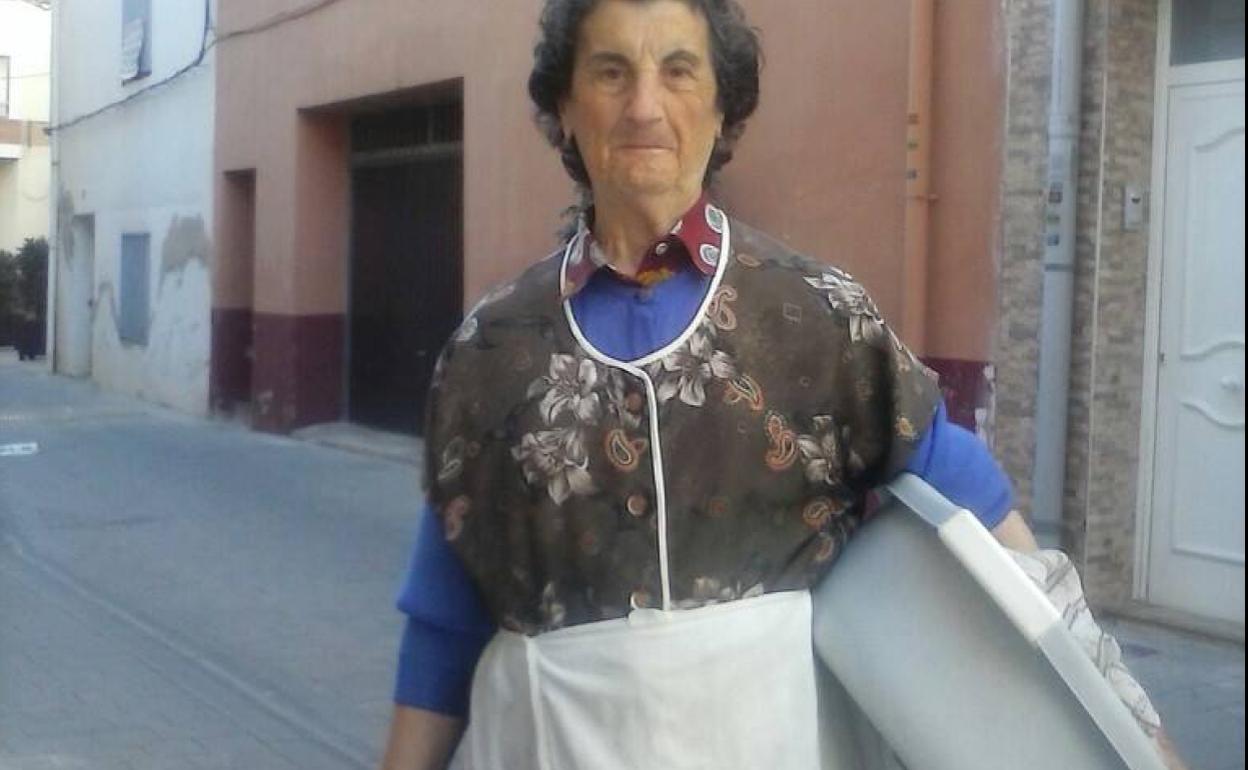 Amparo Sanchis García, de camamino al lavador.  