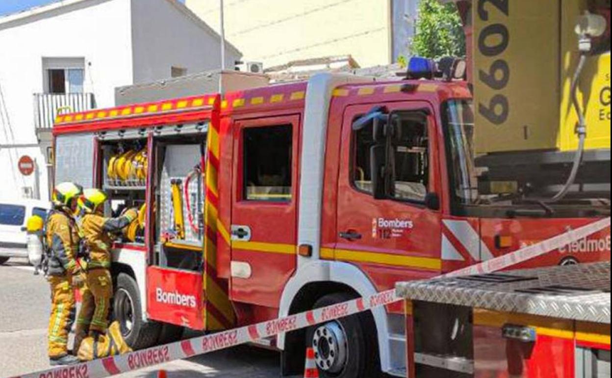 Bomberos en uno de los vehículos que ha acudido a la explosión de gas. 