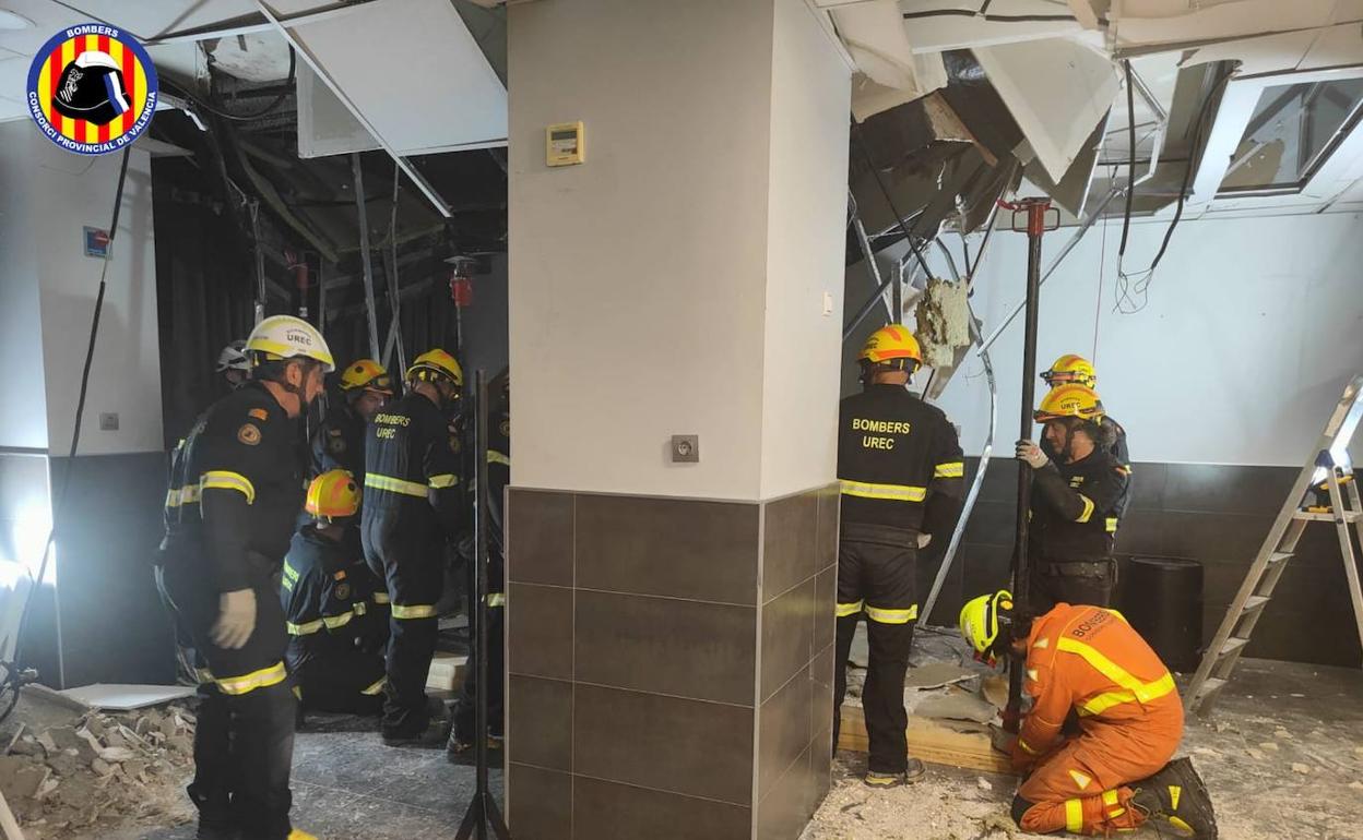Desolación en una falla de Torrent tras derrumbarse una parte del techo del casal