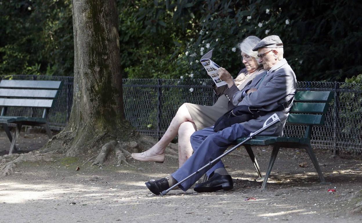 Una pareja de personas mayores. 