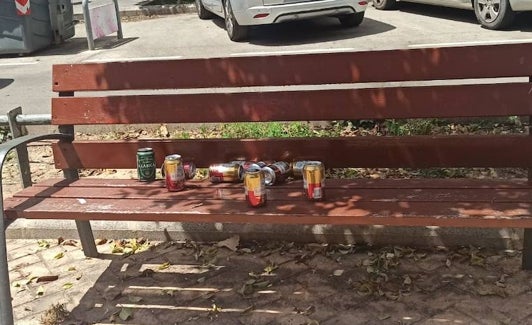 Latas de cerveza acumuladas en uno de los bancos de la plaza del Cedro de Valencia este fin de semana. 