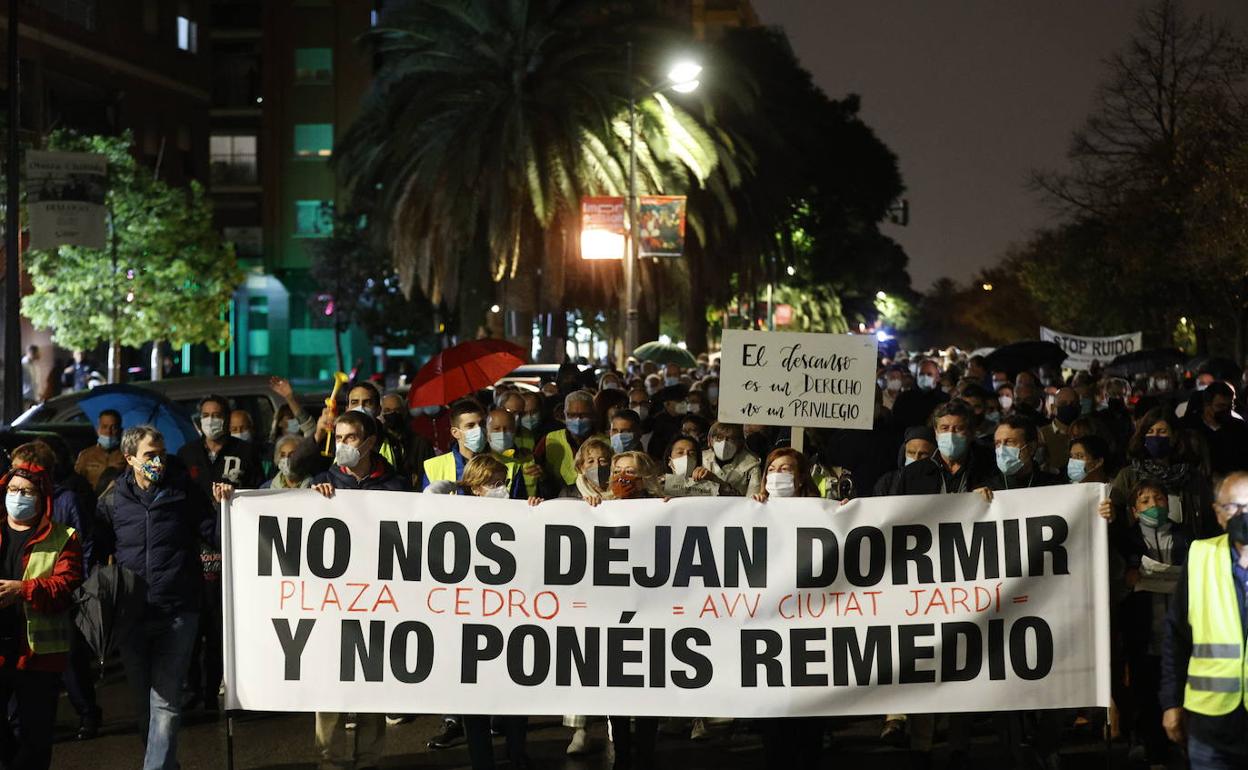 Ruido y botellón en Valencia | Los vecinos de Honduras y Ciudad Jardín saldrán de nuevo a la calle tras la primera manifestación de hace siete meses contra el ruido y botellón