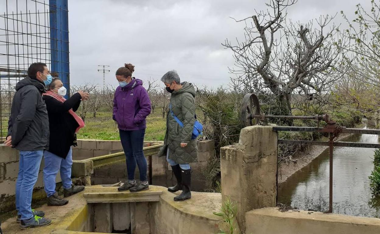 La concejala de Medio Ambiente, Elisa Gimeno, visita la acequia. 