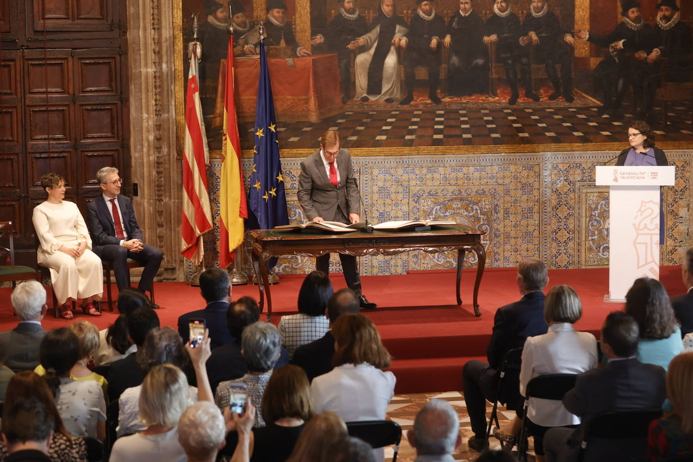 Los nuevos responsables de Educación, Sanidad, Hacienda, Política Territorial e Innovación acceden a sus cargos tras la remodelación del Consell realizada por el presidente de la Generalitat, Ximo Puig.