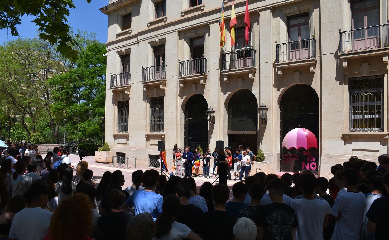 Un momento de la concentración de este martes a las puertas del Ayuntamiento de Xàtiva. 