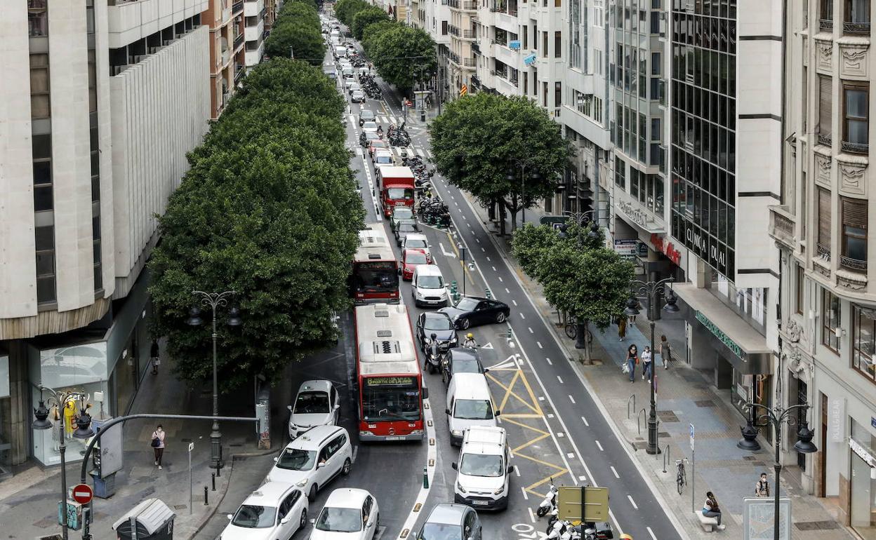 La calle Colón, vista desde la confluencia con la calle Ruzafa. 