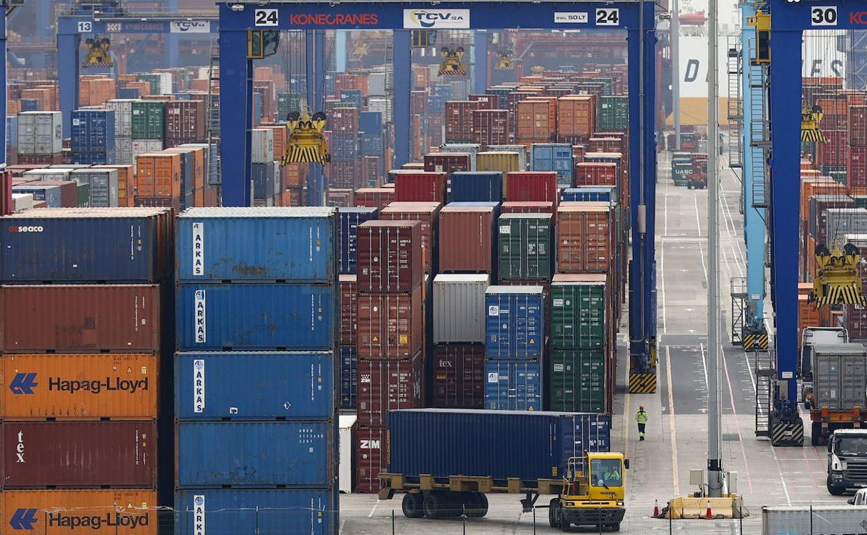 Contenedores de exportación en el puerto de Valencia. 