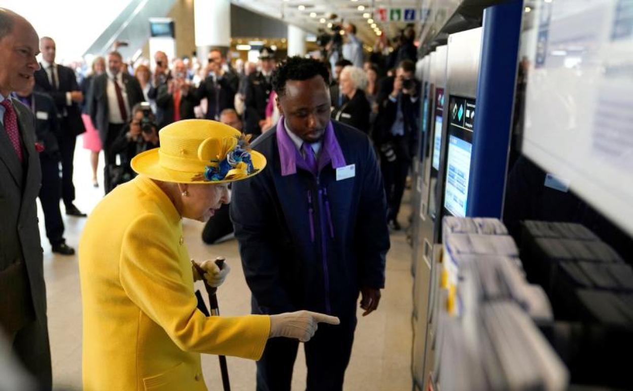 La reina Isabel II en la estación de metro. 