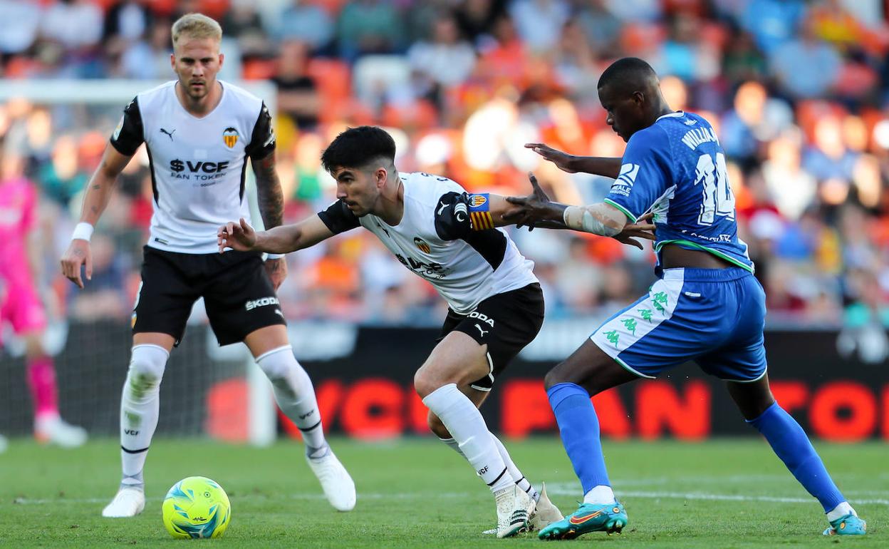 Carlos Soler golpea el balón durante el partido entre el Valencia y el Betis.