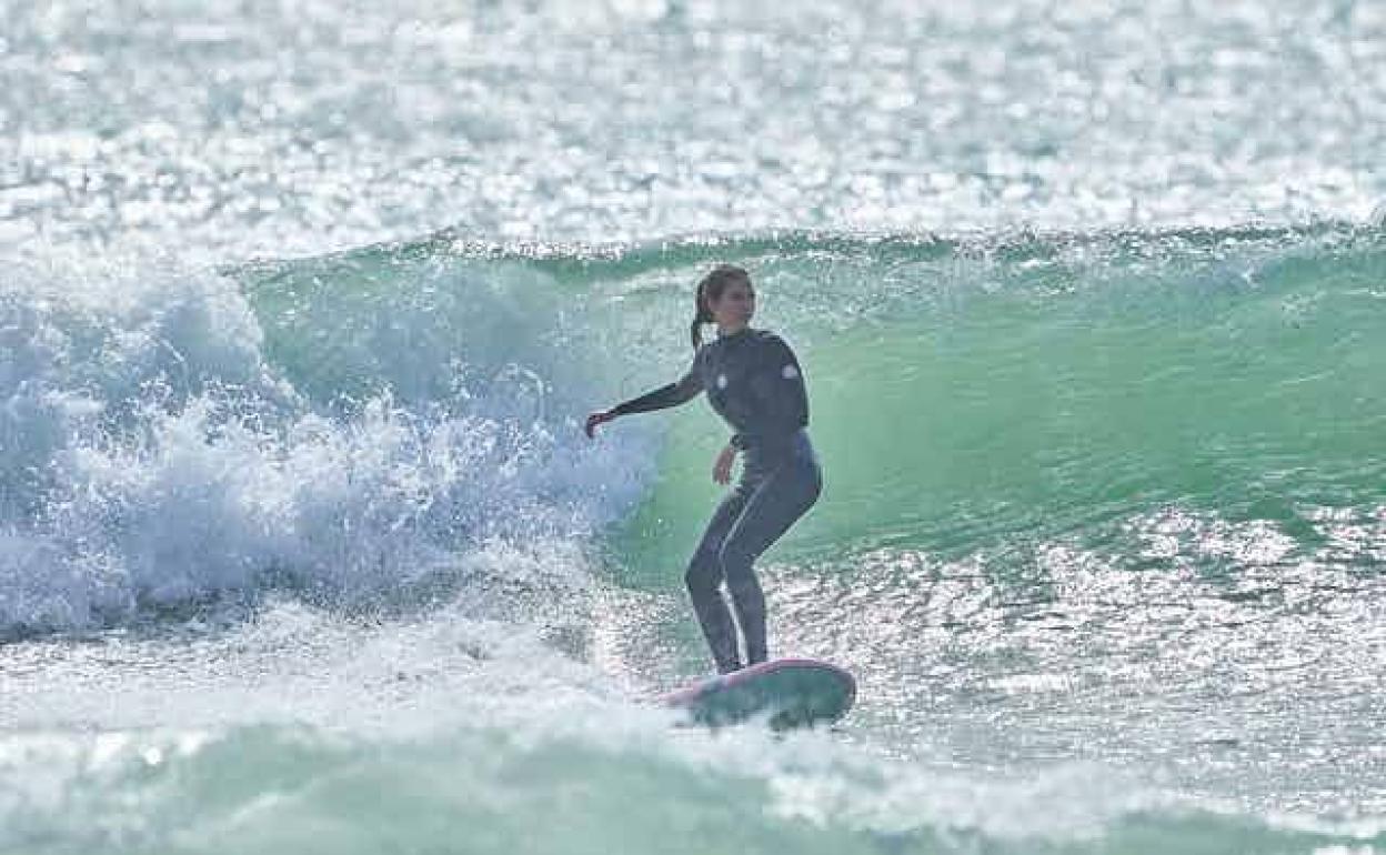 La autora surfeando en la costa mediterránea. 