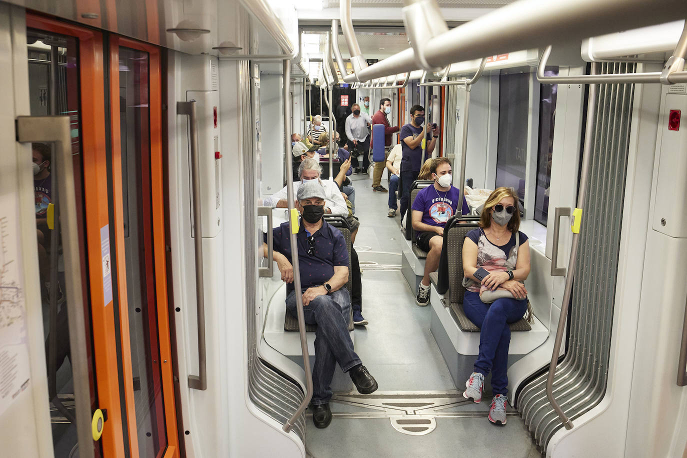 Fotos: Los primeros usuarios se suben a la Línea 10 del metro