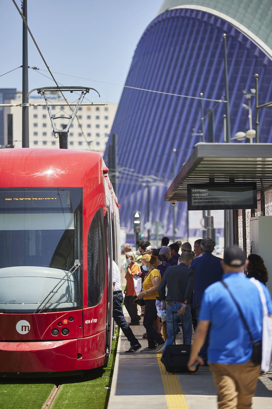 Fotos: Los primeros usuarios se suben a la Línea 10 del metro