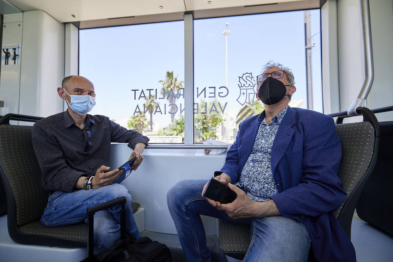 Fotos: Los primeros usuarios se suben a la Línea 10 del metro