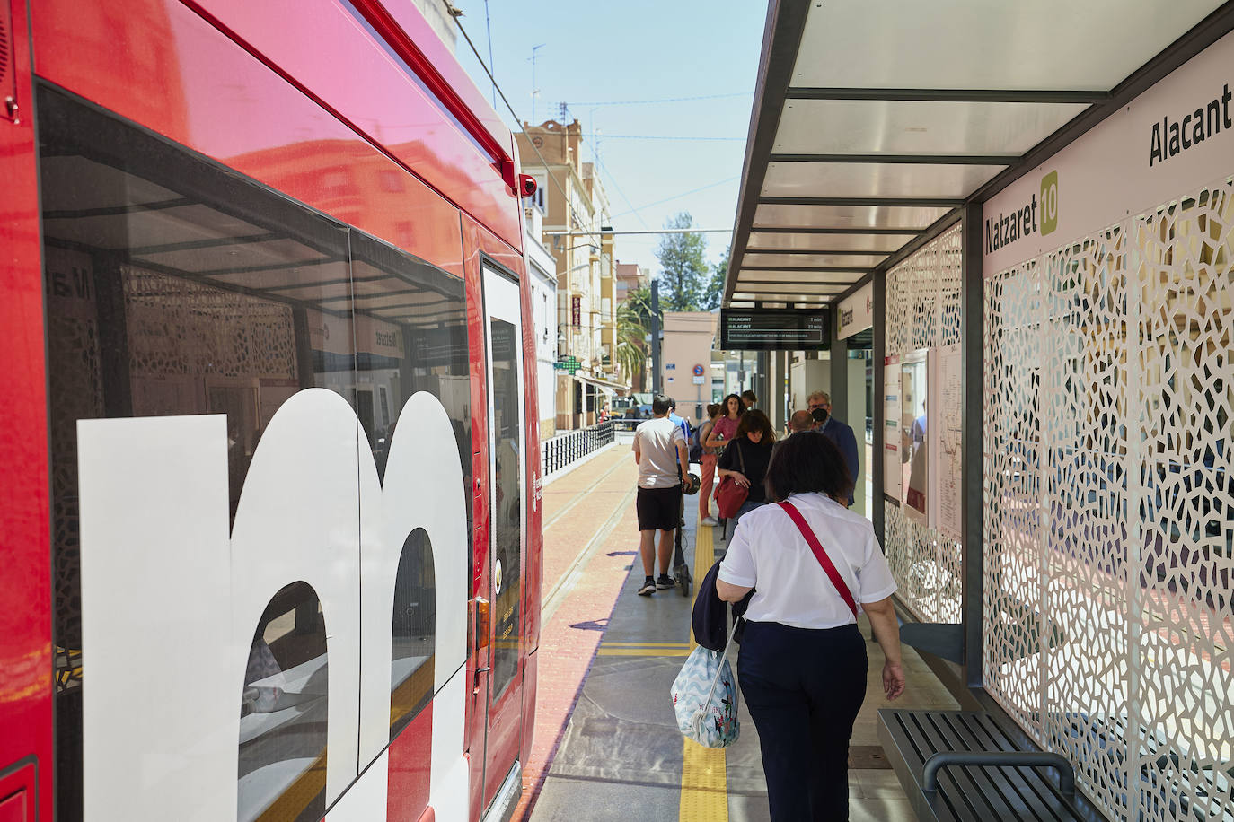 Fotos: Los primeros usuarios se suben a la Línea 10 del metro
