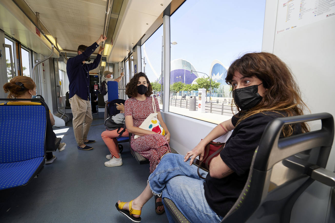 Fotos: Los primeros usuarios se suben a la Línea 10 del metro