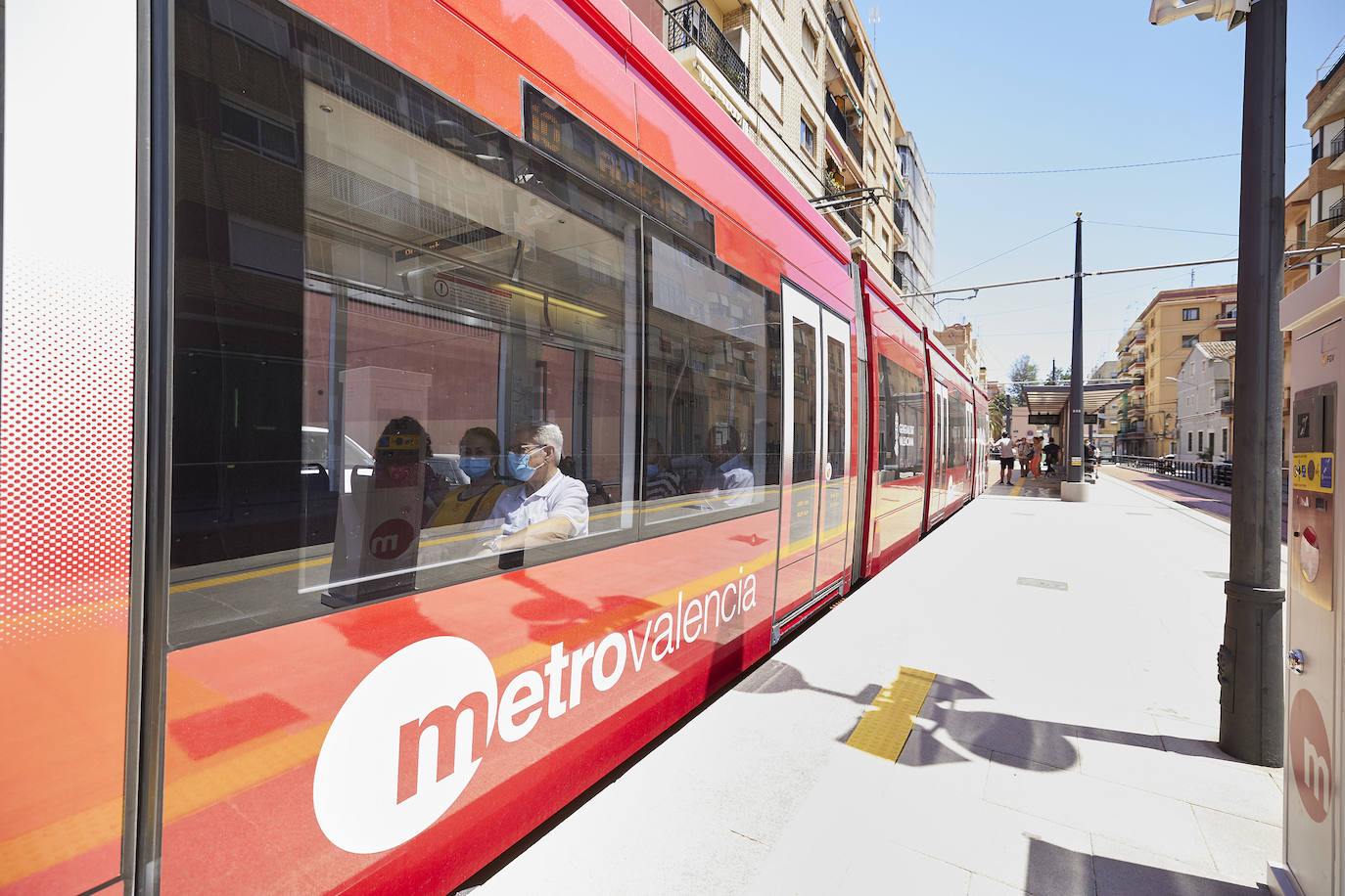 Fotos: Los primeros usuarios se suben a la Línea 10 del metro