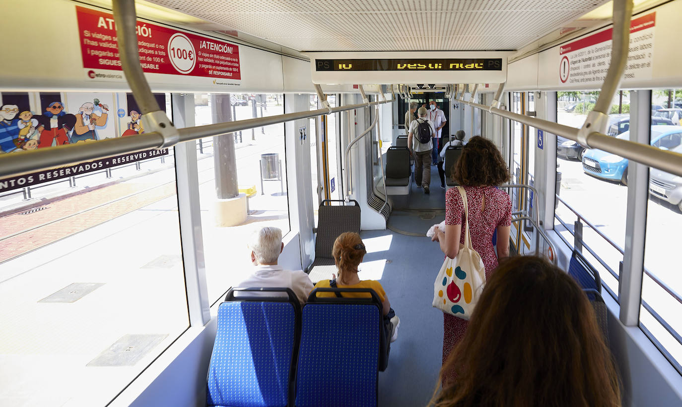 Fotos: Los primeros usuarios se suben a la Línea 10 del metro
