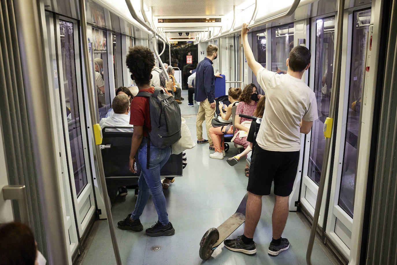 Fotos: Los primeros usuarios se suben a la Línea 10 del metro