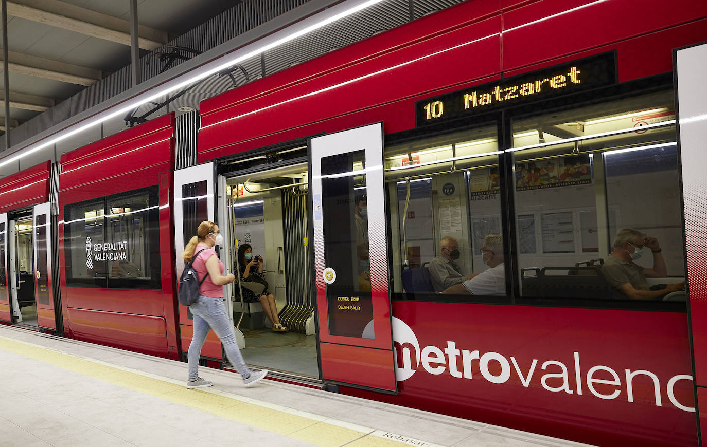 Fotos: Los primeros usuarios se suben a la Línea 10 del metro