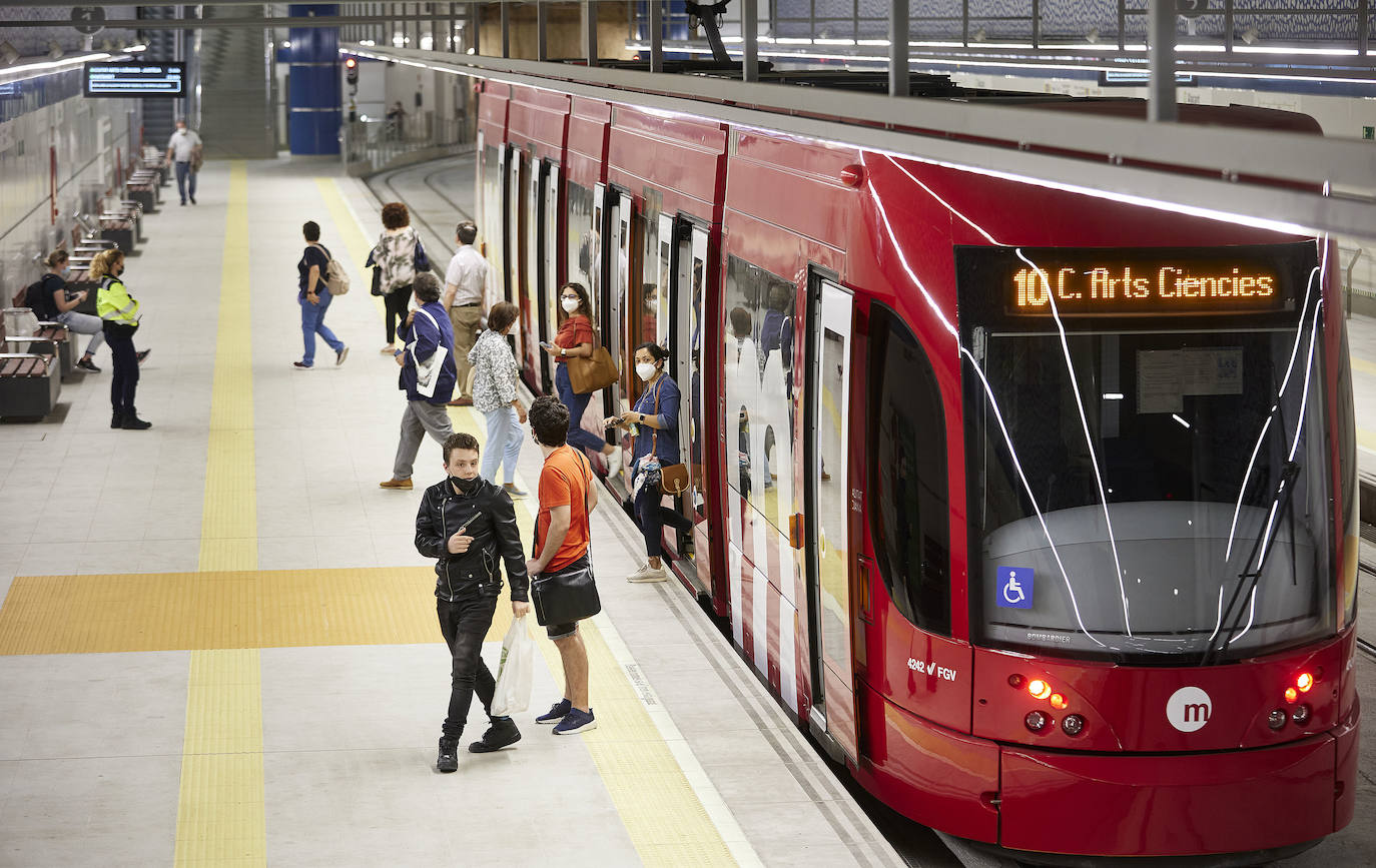 Fotos: Los primeros usuarios se suben a la Línea 10 del metro