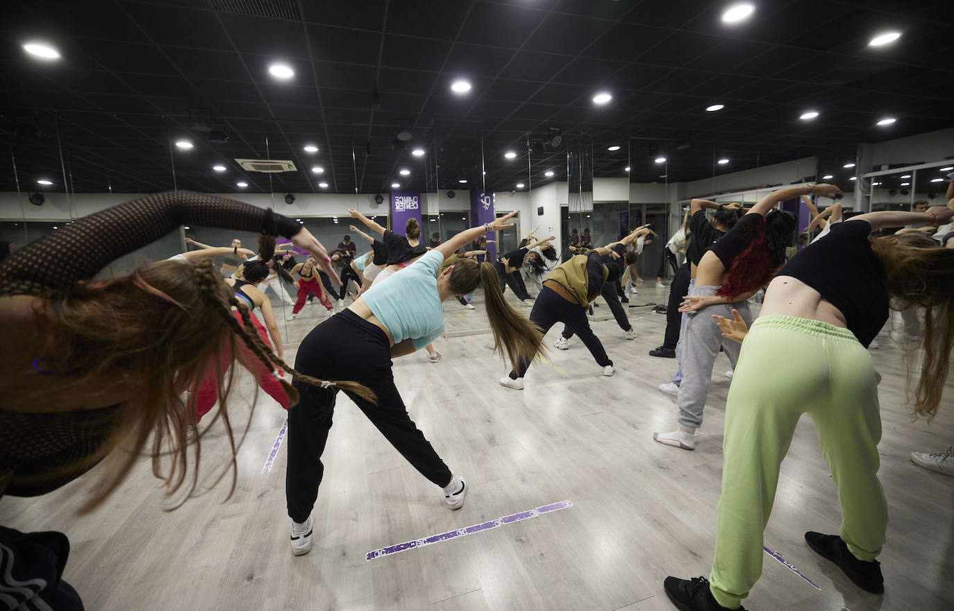 Fotos: El &#039;chanelazo&#039; llega a las escuelas de baile en Valencia