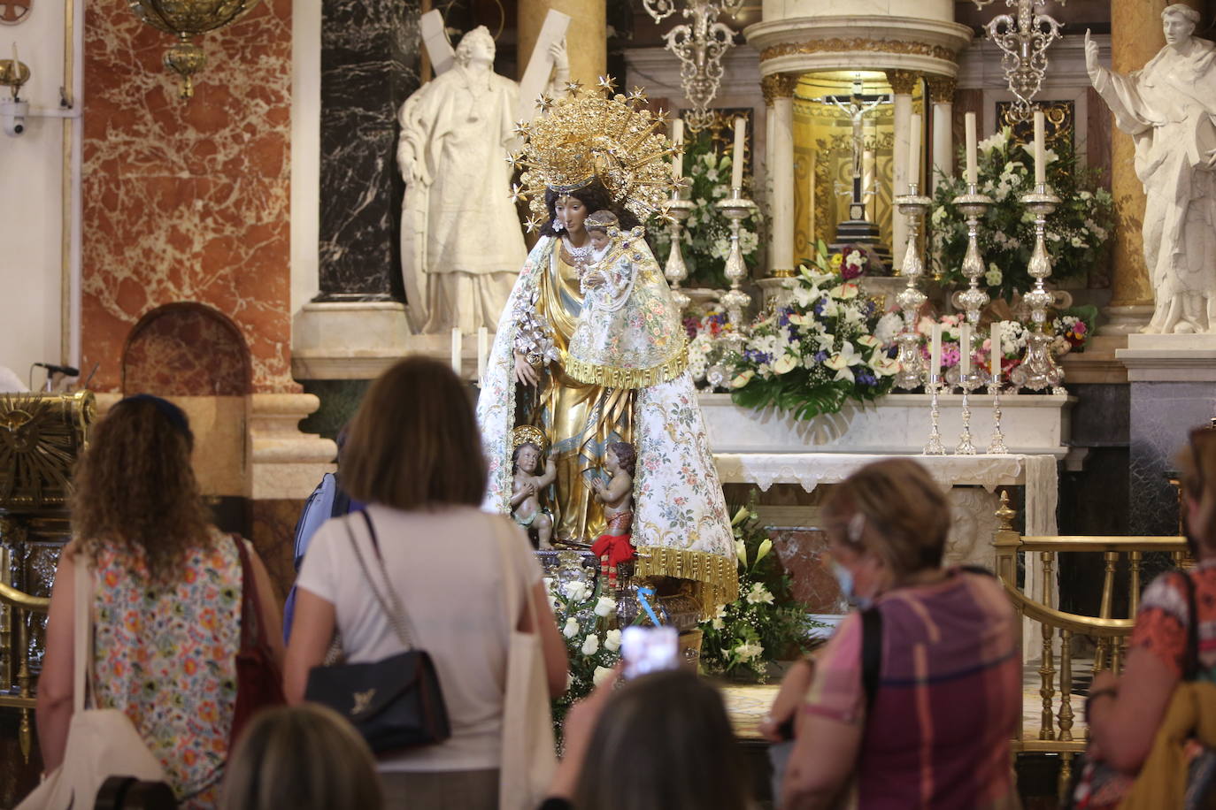 Miles de valencianos desfilan ante la Mare de Déu tras dos años con restricciones.