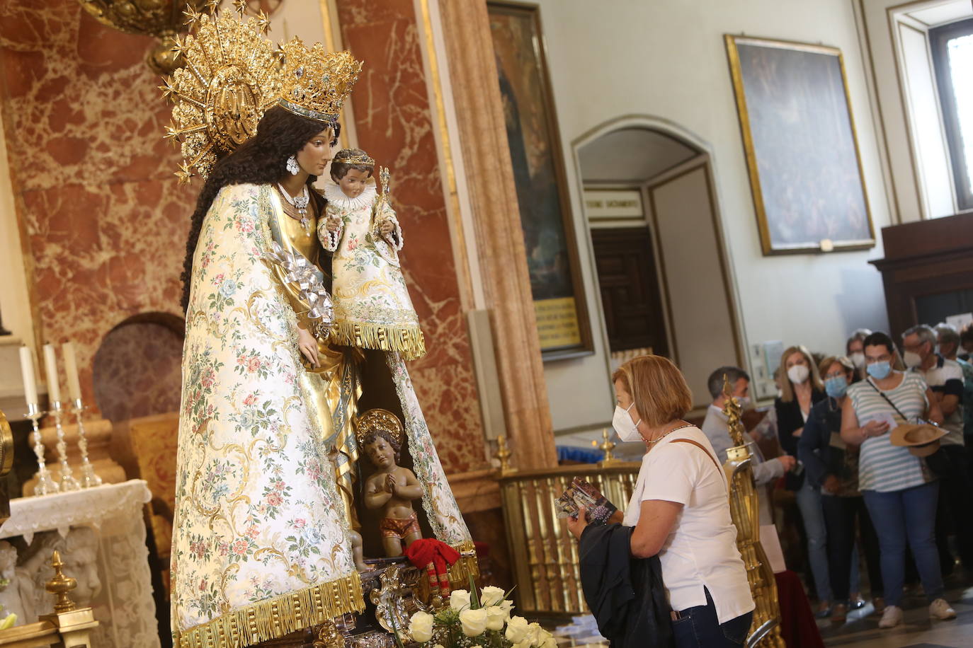 Miles de valencianos desfilan ante la Mare de Déu tras dos años con restricciones.