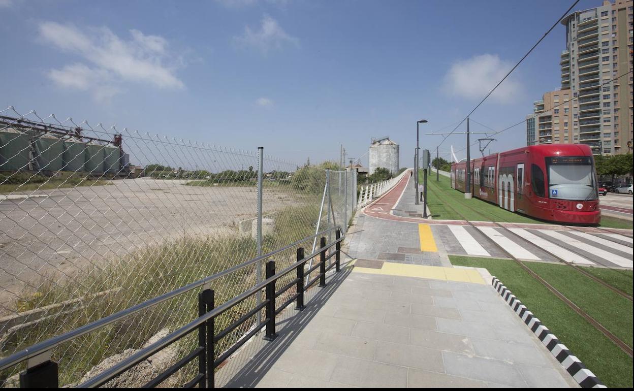 Solares abandonados junto a la nueva linea 10 de Metrovalencia.