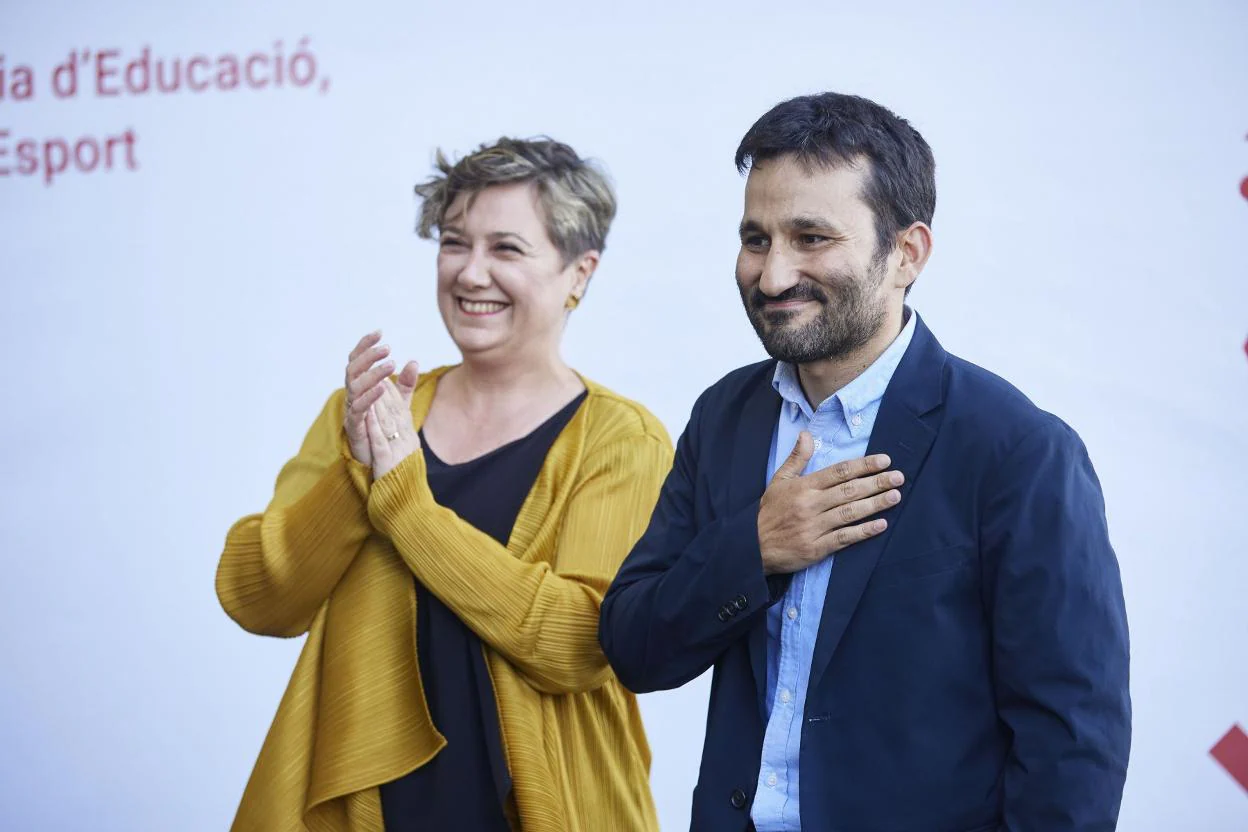 La nueva consellera Raquel Tamarit junto a Vicent Marzà, en la despedida de éste del cargo. Iván Arlandis