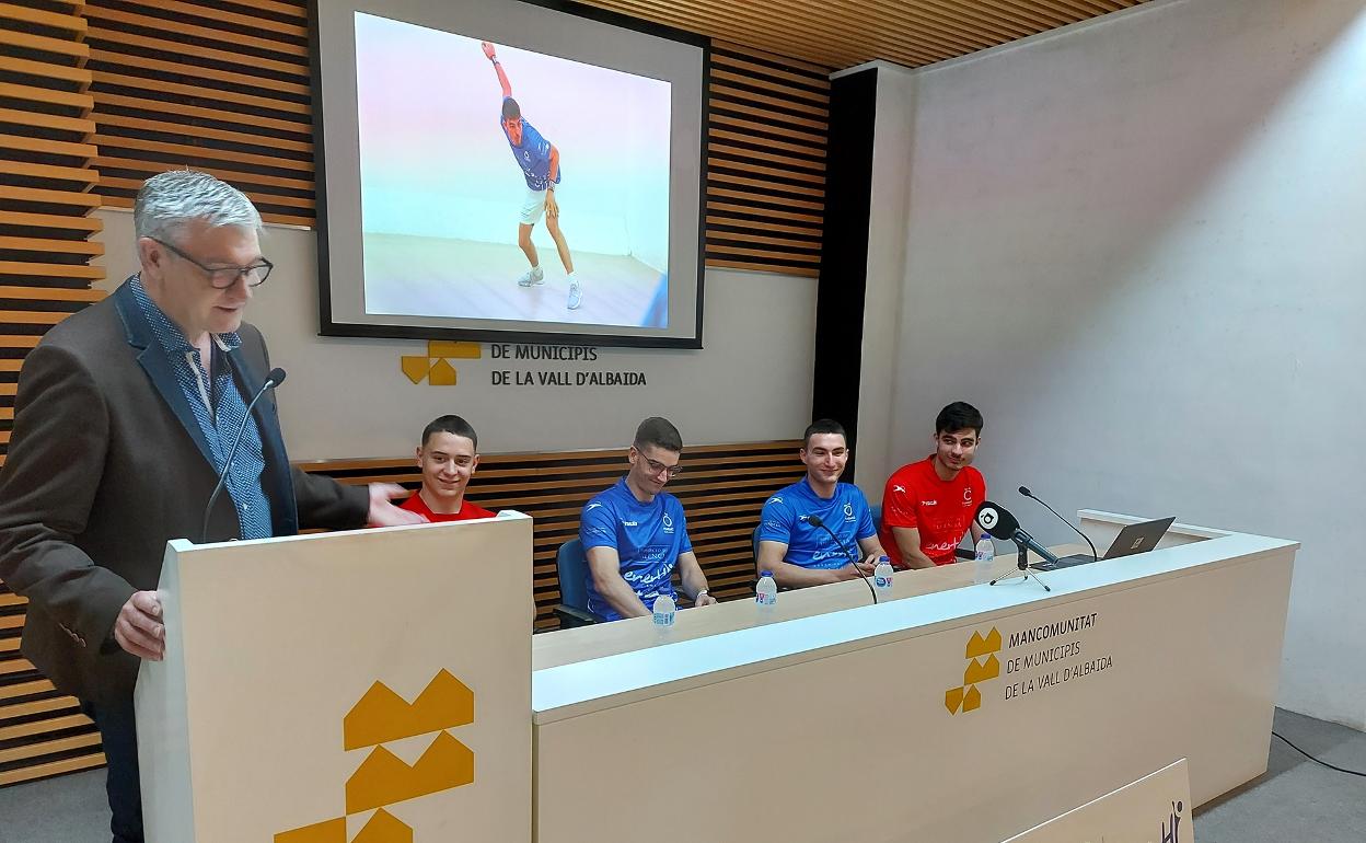 El presidente dela Mancomunitat de la Vall d'Albaida y los jugadores portavoces de  los equipos finalistas. 