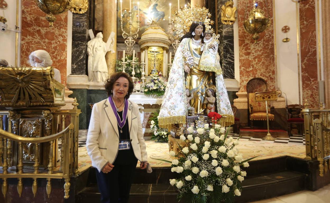 María Dolores Alfonso, camarera de la Virgen, junto a la Mare de Déu portando el manto nuevo. 