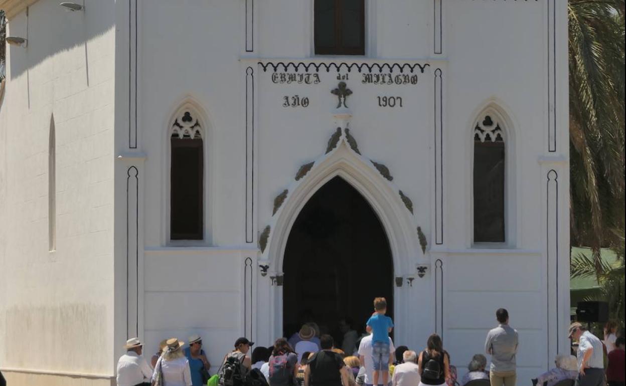 Los vecinos a las puertas de la ermita dels Peixets. 