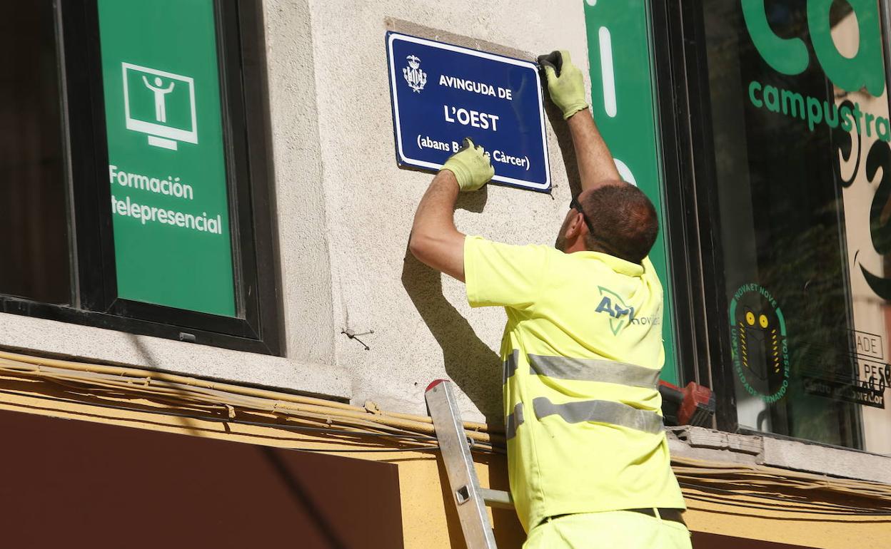 Cambio de rótulo en la avenida del Oeste en 2017. 