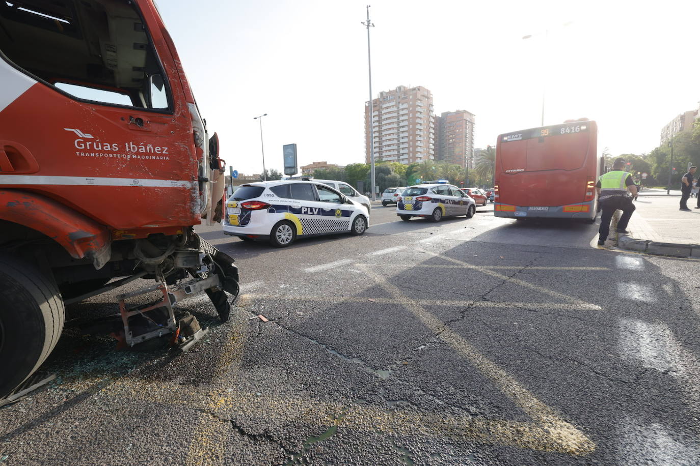 Fotos: Así ha quedado el autobús de la EMT tras el accidente en el Bulevar Sur de Valencia