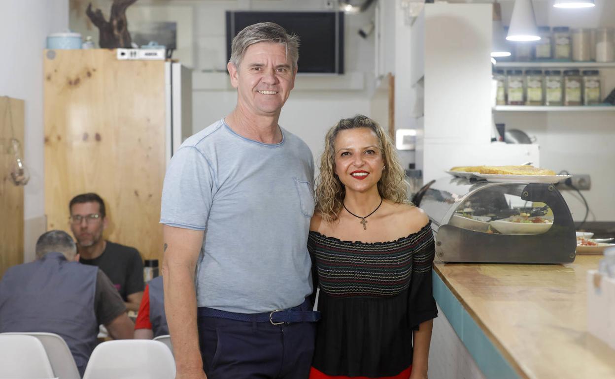 Paz Corral con su marido, Ariel Weisbeck, que trabaja con ella en el negocio familiar.