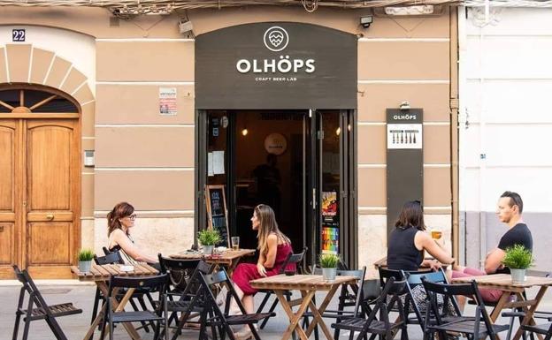 Imagen principal - Varias imágenes de los locales y la cerveza de Olhöps. 