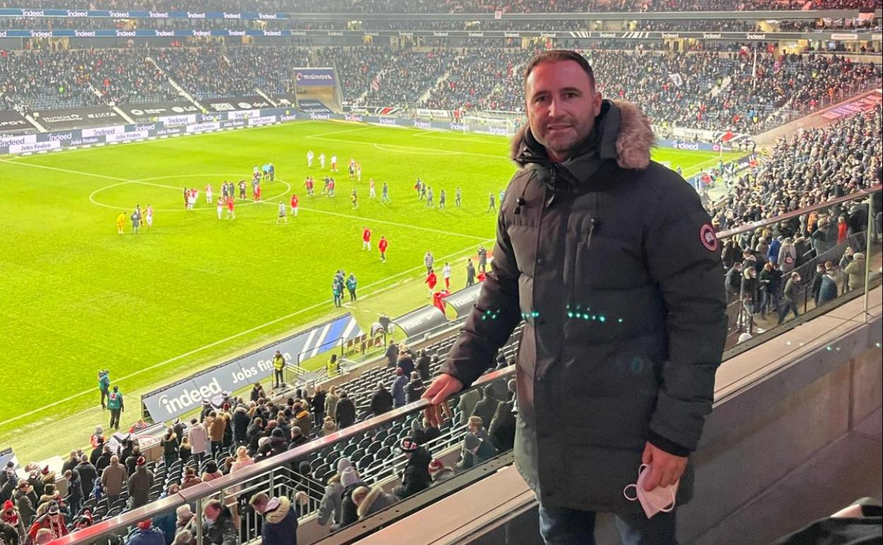 José Viñas, scouting del Eintracht de Frankfurt en el Deutsche Bank Park. 