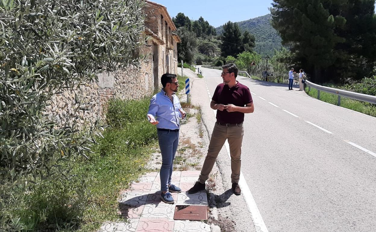 El diputado provincial Javier Gutiérrez (derecha) junto al concejal de Benasau Nacho Palmer. 