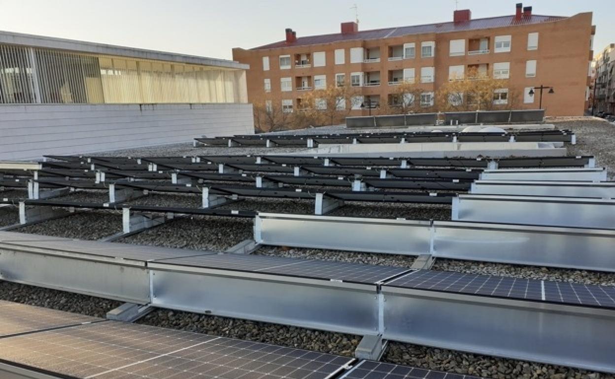 Placas solares sobre la cubierta del Centro de San Rafael de Ontinyent. 