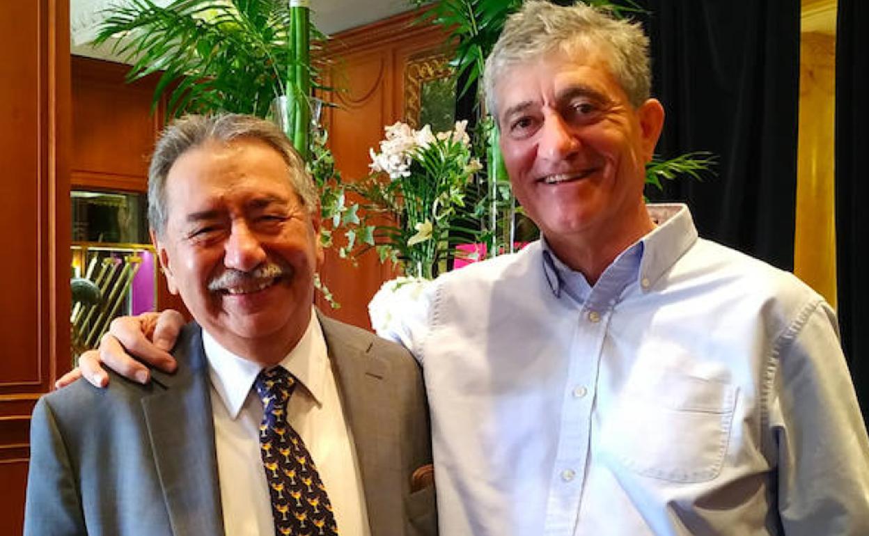 El barman Marcelo Hernández junto al escritor y periodista Guillermo Fesser. 