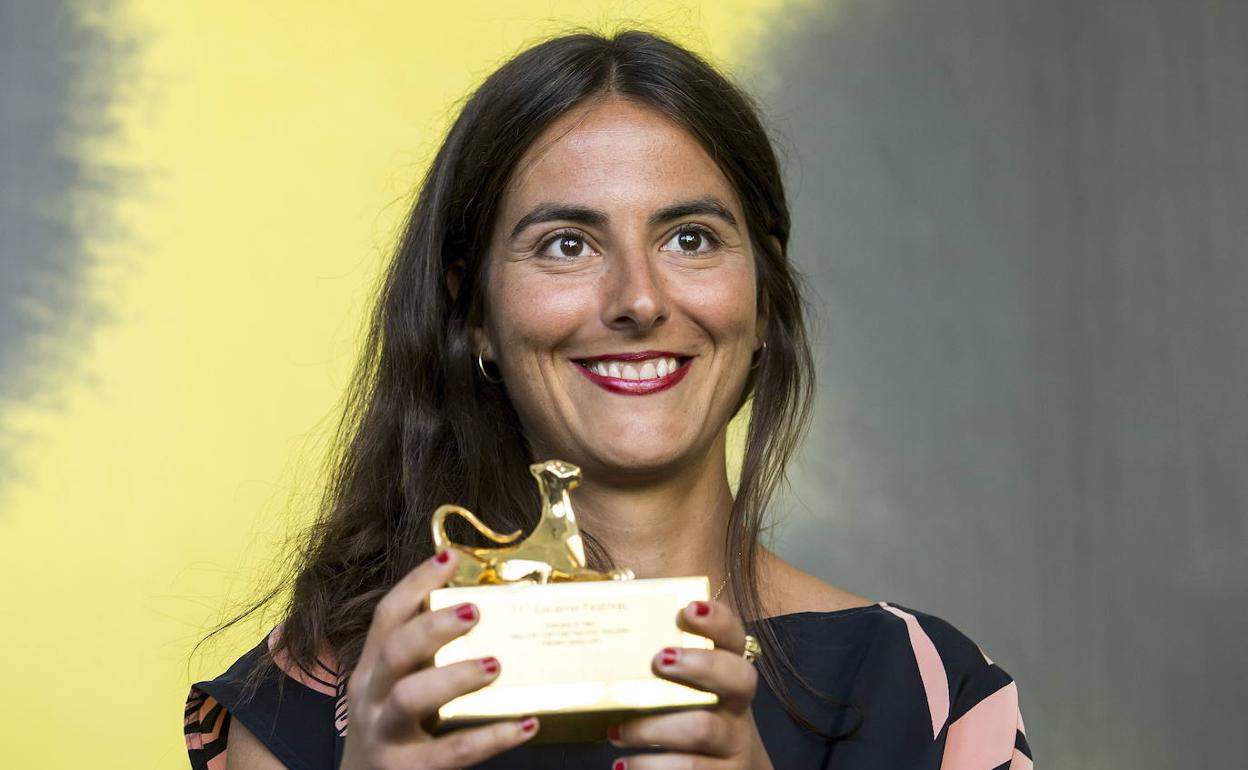 Elena López Riera, con el premio del Festival de Locarno en 2021. 