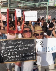 Imagen secundaria 2 - Más de 300 personas secundan la cacerolada en contra del cierre de locales en el Arenal de Xàbia